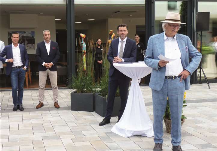 Künstlerisch hochkarätiges Projekt der Anne-Ehl-Stiftung lädt zum Verweilen ein Von rechts: Bernhard Ehl, Stiefsohn Kevin Pontes, Hoteldirektor Wolfgang Jung und Kenan Tayhus , Chef der Einstein-Gruppe.
