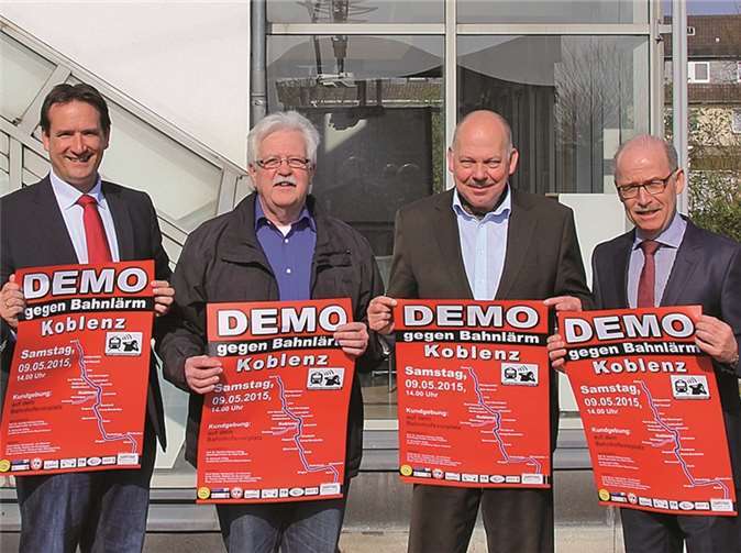 (Von rechts) Bürgermeister Georg Hollmann, Rolf Papen, Stadtbürgermeister Gerd Heim und der erste Beigeordnete Thomas Przybylla. privat