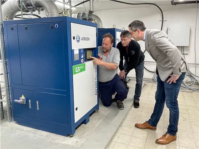Von rechts: Bürgermeister Oliver Götsch, Werkleiter Achim Linder und Abwassermeister Bernd Schenkelberg betrachten die energieeffiziente Neuanschaffung.  Foto: VG Selters