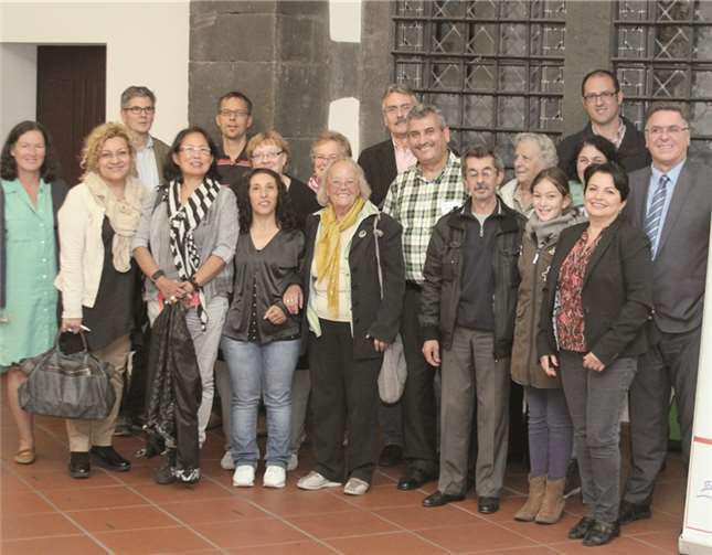 Von rechts: Der Vorsitzende Wolfgang Lübke und 2.v.r. Mahnaz Loosen mit einigen Beiratsmitgliedern und geladenen Gästen.Georg Schuch