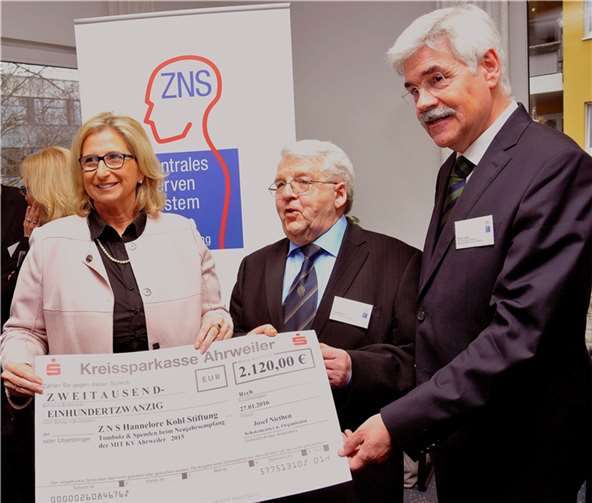 (Von rechts) Elmar Lersch und Josef Niethen (MIT Kreis Ahrweiler) und Helga Lüngen (Bonn). Heinz Stetzuhn