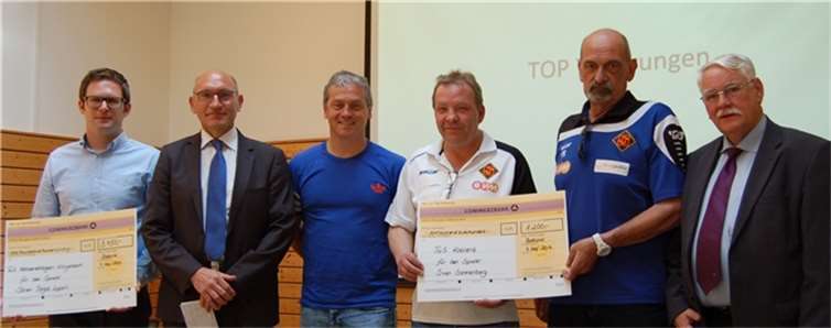 (Von rechts) FVR-Präsident Walter Desch, Peter Schilling, Hans-Werner van Heesch (beide TuS Koblenz), Kai Timm (Sportlicher Leiter des Fußballverbandes Rheinland), FVR-Vizepräsident Alois Reichert und Dennis Gronau (TuS Katzenelnbogen-Klingelbach).