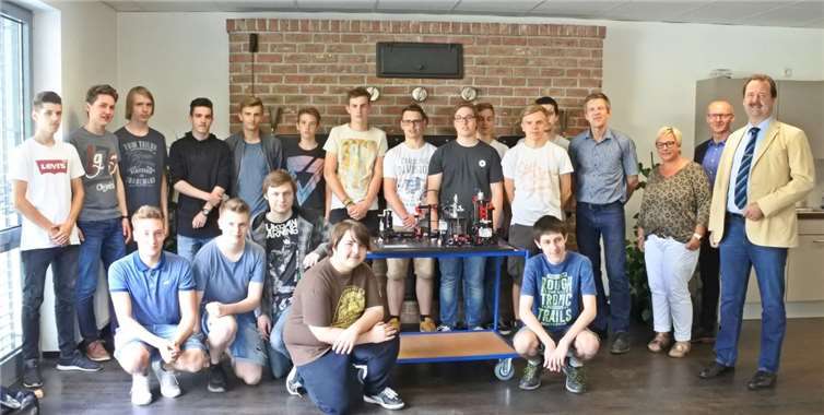 (Von rechts) Herr Waters (Schulleiter), Herr Rosenbach (Geschäftsführer Heuft), Frau Gemein (Personal Heuft), Herr Wehner (FOS-Koordinator) und FOS-Schüler der Klasse 11bei der Übergabe des Funktionsmodells. Jessica Merzendorfer