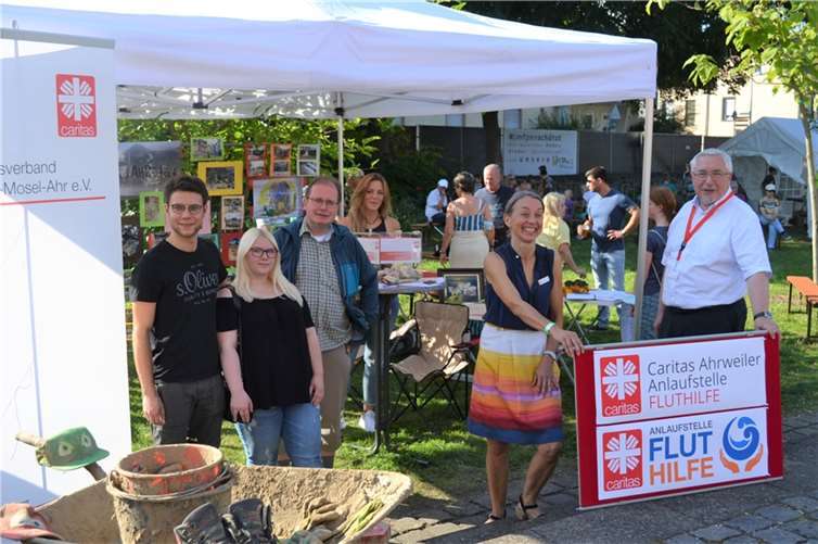 Von rechts: Hugo Nowicki - Vorsitzender des Caritasrats, Dienstellenleiterin Margret Marxen-Ney - Caritas Andernach, und Christoph Schmitz - Vorsitzender des Caritasverbands, sprachen mit den beiden Besuchern über die tolle Aktion, die am Ende 970 Euro für Flutopfer erbrachte.Foto: E.T. Müller