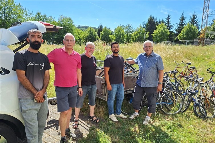 Von rechts: Jochen Grade, Flüchtlingshilfe Andernach e.V., Shivam Kapoor, LfbA Universität Koblenz; Christoph Lorbach, Bundesfreiwilliger Universität Koblenz; Udo Fleischfresser, stellv. Vorsitzender Flüchtlingshilfe Andernach e.V.; Basel Ijja, Flüchtling