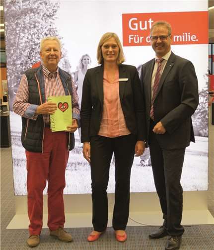 Von rechts: KSK-Regionaldirektor Peter Schaffrath, Anya Lücker von der KSK und Rainer Walterscheid. J. Schulze