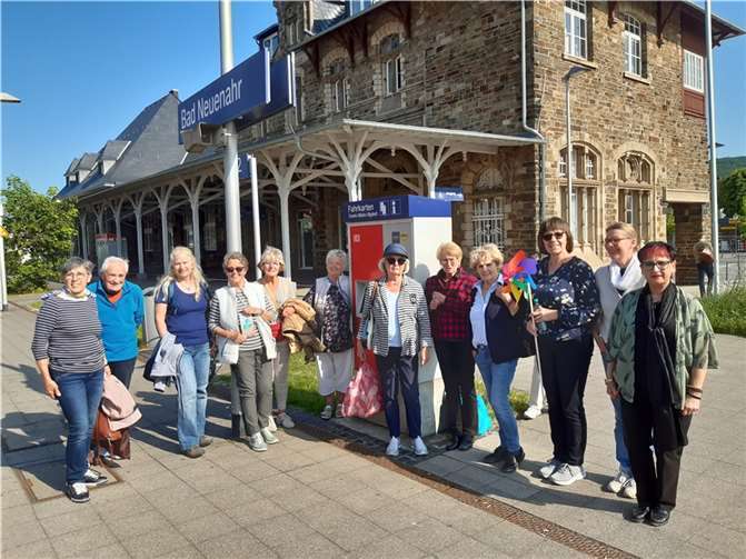 Von rechts: Kornelia Brodeßer, Ute Remshagen und Ingrid Neubusch sowie Renate Adams (nicht auf dem Foto) machten sich nach dem Fahrkartentraining mit der Gruppe auf nach Remagen. So lernten die Teilnehmenden Zug um Zug, sicher mobil im Kreis Ahrweiler zu reisen. Foto: Eberhard Thomas Müller