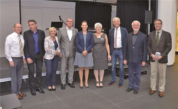 (Von rechts) Kreisjugenddezernent Thomas Wagner, Prof. Richard Münchmeier, Bürgermeister Franz Huhn, Monika Engels vom Kreisjugendamt, Bürgermeisterin Nicole Sander, Landrat Sebastian Schuster, Martina Leshwange, Landesjugendamt Köln, Rüdiger Hötger vom Kreisjugendamt und Bürgermeister Mario Loskill. privat
