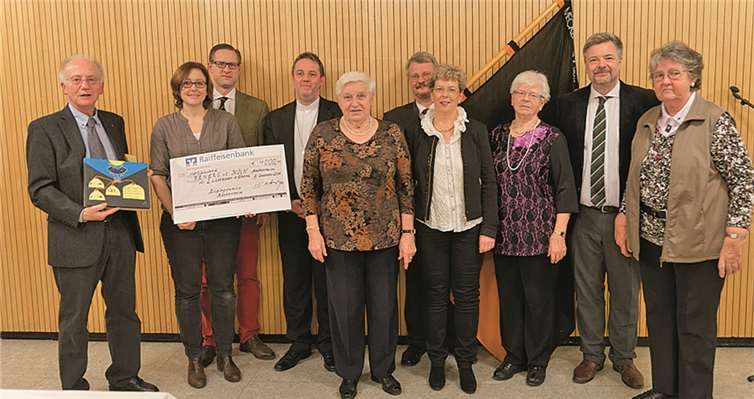 Von rechts: M. Dreesen, stv. Bürgermeister M. Sperling, E. Corzelius, E. Frings, S. Wollersheim (verdeckt), L. Radermacher, Präses Dr. Malcherek, Neumitglieder Florian und Franziska Wallot, Kolping-Sprecher Karl-Heinz Koop. privat