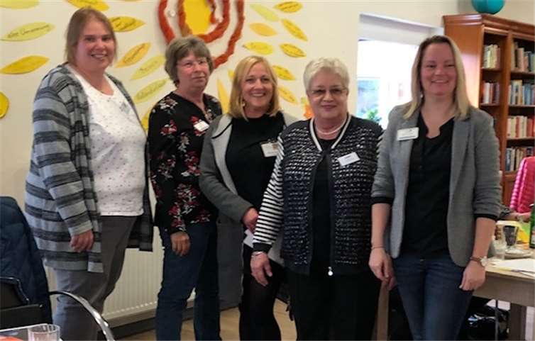 Von rechts: Manuela Stebel, Hospiz/Palliativpflegekraft, Katrin Kühmann, Leiterin Sozialdienst im Theresiahaus, Mitarbeiterin von Hospiz, Elvira Stemmler, VdK und eine Mitarbeiterin vom Theresiahaus. Foto: privat