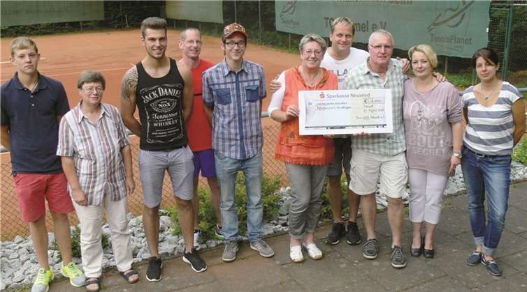 (Von rechts) Nadine Hachenberg, Michaela Schür (erste Vorsitzende, TC Steimel), Jürgen Kugler, Ingo Schneider und Elke Kugler. Dietrich Rockenfeller/TC Steimel