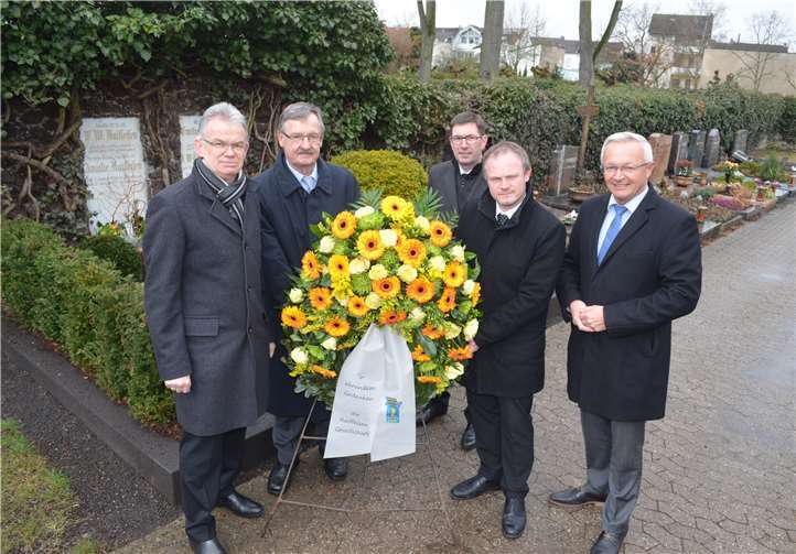 (Von rechts) Neuwieder Landrat Achim Hallerbach, Neuwieds Oberbürgermeister Jan Einig, Herr Runkel von der Raiffeisendruckerei Neuwied, Josef Zolk, stellvertretender Vorsitzender der Deutschen Friedrich-Wilhelm-Raiffeisen-Gesellschaft und Andreas Harner, Vorstandssprecher der Volks- und Raiffeisenbank Neuwied-Linz. privat