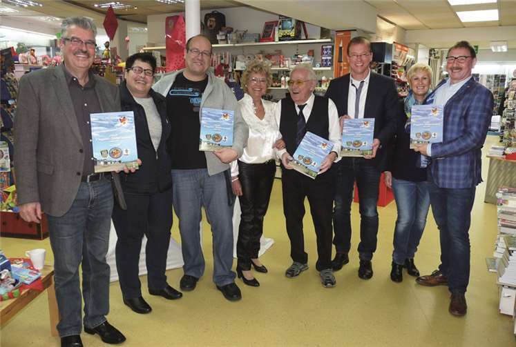 Von rechts: Olaf und Gaby Waldecker, VG-Bürgermeister Jörg Lempertz, Leo und Nora Schmitt, Andreas und Klaudia Schmitt sowie Stadtbürgermeister Hans Peter Ammel.-fre