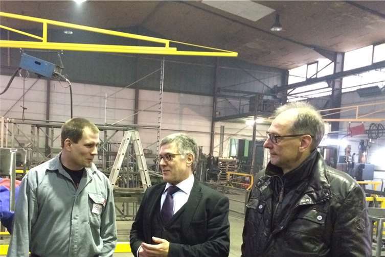 (Von rechts) Ortsvorsteher Karl-Heinz Arzdorf und Bürgermeister Wolfgang Kroeger lernten bei einer Betriebsführung mit Inhaber Joachim Gent den neuen Firmensitz von Metallbau Gent kennen.