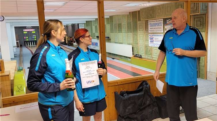 Von rechts: Regionsmeisterinnen im Damen-Paarkampf Sabrina Leich und Jennifer Schneider vom KSV Stromberg, Regionssportwart Thomas Reckmann.  Foto: privat