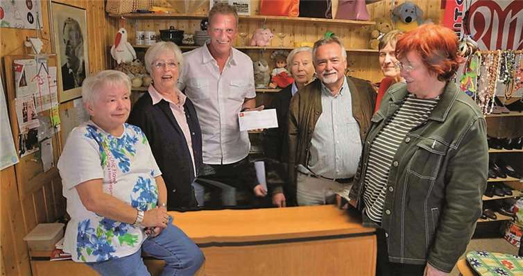 (Von rechts) Sigrid Schreiber, Team Schuh- und Kleiderstube, Anita Grundmann, Team Schuh- und Kleiderstube, Peter Hauck, Rektor GHS, Helena Klein, Team Schuh- und Kleiderstube, Wolfgang Krüger, Vorsitzender Förderverein GHS, Ursula Wendt, Team Schuh- und Kleiderstube und Barbara Heymann, Vorsitzende AWO Meckenheim. privat