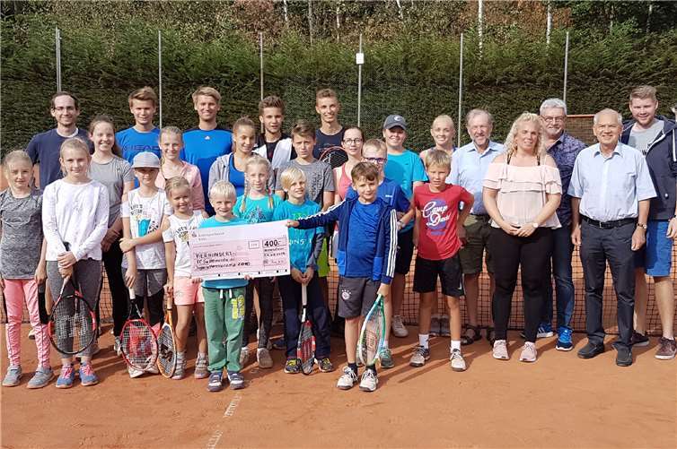 Von rechts: T. Leuning (Vorstand Förderverein), Dr. R. Datzer (Schatzmeister TC SW), H.-D. Stein, M. Klein, W. Kaufmann. privat