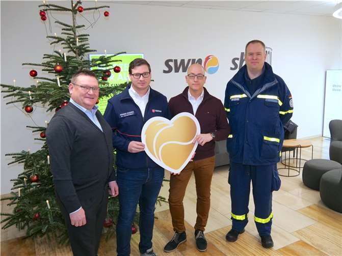 Von rechts: Tobias Schenkelberg, stellvertretender Ortsbeauftragter des THW Neuwied, Marco Bust, Geschäftsführer des DRK Kreisverbands Neuwied und Dennis Enders, stellvertretender Geschäftsführer des Malteser Hilfsdienstes Neuwied, freuen sich über jeweils 400 Euro für ihre Spendenkasse. SWN-Geschäftsführer Stefan Herschbach würdigte deren Einsatz.  Foto: SWN