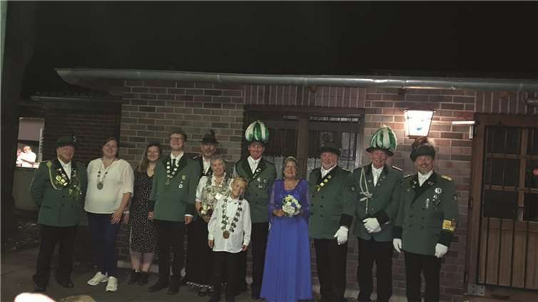 Von rechts nach links: Brudermeister Sascha Dotten, 2. Hauptmann Michael Monschau, König Josef und Gattin Ute Fuhs, Hauptmann Willi Euskirchen, Schülerprinz Daniel Lepp, Schützenliesel Edeltraud mit Gatte Klaus Seitz, Jungschützenprinz Andreas Holzem, Bürgerkönigin Corinna Velten, 2. Brudermeister Johannes Knott. Foto: privat