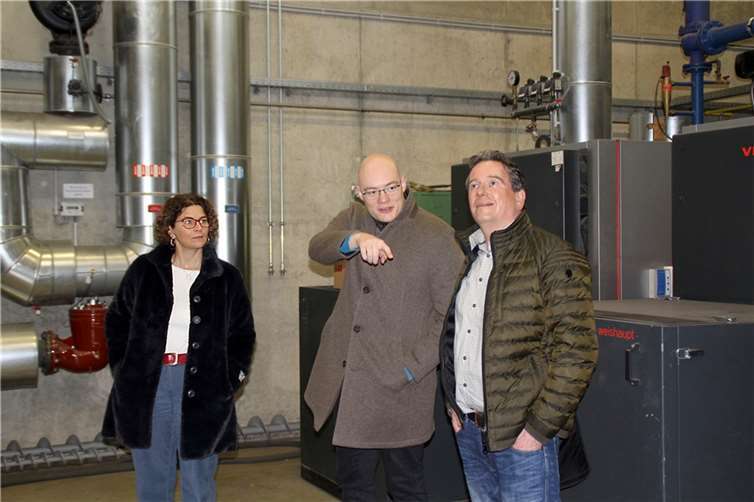 Von rechts nach links: Bürgermeisterin Gabriele Greís, Klimaschutzmanager Henrik Lütkemeier und der Bürgermeisterkandidat für die VG Dierdorf Johannes Hörter bei der Heizzentrale des Nahwärmenetzes in Hachenburg.Foto: privat