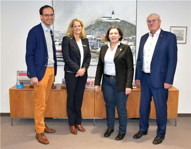 Von rechts nach links: Landrat Sebastian Schuster, Superintendentin Claudia Müller-Bück, Ursula Thiel, persönliche Referentin des Landrates, und Andreas Grünhage, Leiter des Kreissozialamtes. Foto: Rhein-Sieg-Kreis