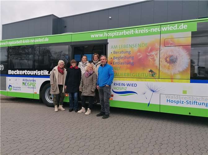Von rechts nach links: Sascha Becker von Becker Touristik, Ingrid Steyer (Vorstand Hospizverein), Margit Michels, Verena Krings-Ax (Hospizfachkräfte Ambulantes Hospiz), Anita Ludwig (Leitung Ambulantes Hospiz) und Beate Christ (Trauerkoordinatorin Hospizverein) vor dem neu gestalteten Linienbus  Foto: Kristin Becker