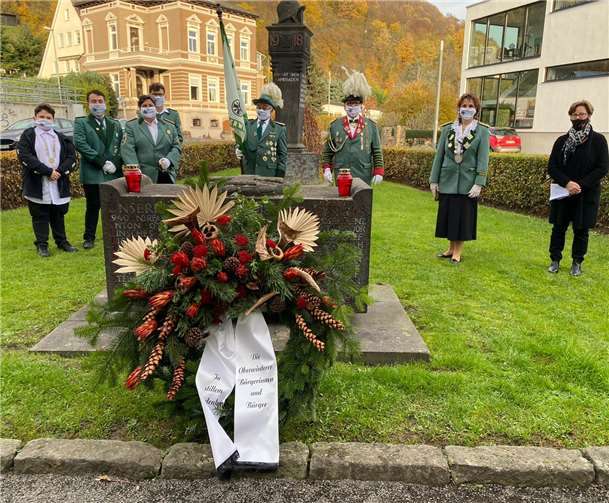 Von rechts nach links: Schülerprinz: Johannes Bucher;, Bezirksprinzen: Christoph und Christian Bucher, Vizepräsidentin: Nicole Hölzer, Fahnenträger: Lothar Jühlen, Präsident und Alterskönig: Martin Schlimpen, Schützenkönigin: Heidi Retzlaff-Mohr, Ortsvorsteherin und Bürgerkönigin: Angela Linden- Berresheim. Foto: privat