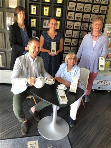 Von rechts nach links: Sitzend: Jonathan Gschwendner (Geschäftsführung), Dr. Gudrun Mieth-Leichsenring (Vizepräsidentin Lions Club Meckenheim). Stehend: Birgit Rohn (Geschäftsführung - Leitung Marketing), Judith Kolimus (Assistentin der Geschäftsführung), Dr. Angelika Wurm (Activity-Beauftragte Lions Club Meckenheim). Foto: privat