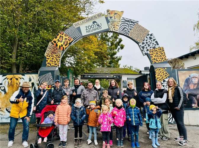 Von rosa Flamingos und riesigen Straußeneiern, die Kinder bekamen spannende Einblicke während der Zoo-Führung. Quelle: VG Puderbach