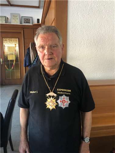 Von seinen Freunden, den Thurer Exprinzen, bekam Werner Zils den eigens für ihn geschaffenen Orden überreicht. Foto: privat