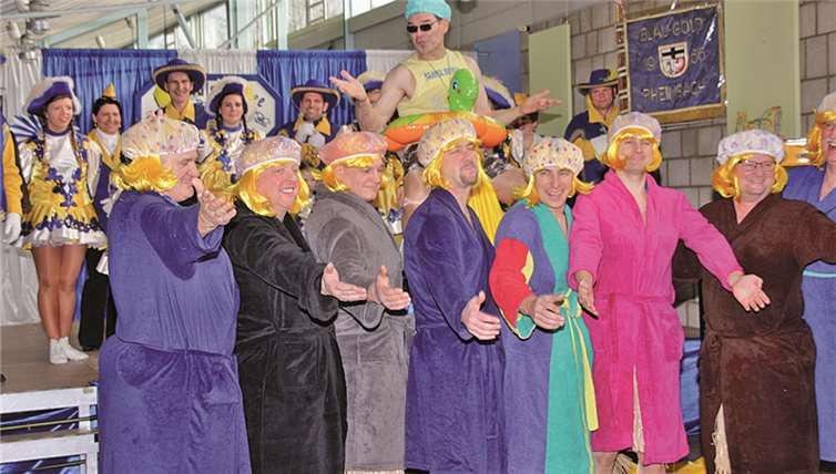 Von seiner besten Seite und mit Südseefeeling präsentierte sich das Männerballett des NCR Blau Gold Rheinbach.