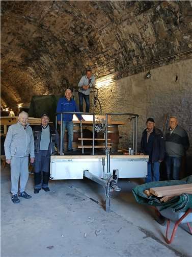 Von vorne Franz Trarbach, Walter Trarbach sowie Willi Josten und Manfred Wolff vom Seniorenexpertenbeirat des Verkehrsvereins sowie auf dem Wagen stehend Helmut Fische und Ralf Großgarten vom Leitungsteam.  Foto: Die Macher