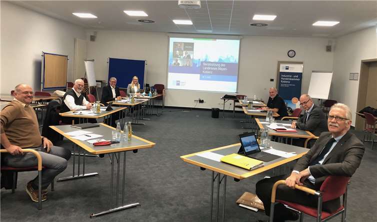 Von vorne nach hinten links: Axel Kargl (IHK-Beiratsmitglied), Rolf Löhmar (IHK-Vizepräsident und Beiratsvorsit-zender), Martin Neudecker (Regionalgeschäftsführer), Kristina Kutting (Regionalberaterin). Von vorne nach hinten rechts: Arne Rössel (IHK-Hauptgeschäftsführer), Bertram Weirich (Stellv. Hauptgeschäftsfüh-rer), Werner Kaiser (IHK-Beiratsmitglied). Foto: IHK Koblenz