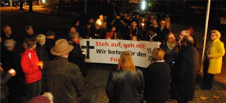 Von zwei Seiten hatten sich die Menschen auf den Weg zur Kirche St. Martin gemacht.privat