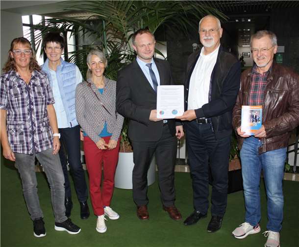 Vonli.: Claudia Bierbrauer,Elke Heß-Klare, Nicole Mehlbreuer, Oberbürgermeister Jan Einig, Rolf Löhmar und Walter Sefrin. Foto: FWG