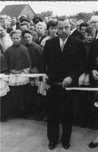 Vor 60 Jahren eröffnete Ministerpräsident Peter Altmeier die Niederwerther Brücke im Rahmen eines großen Bürgerfestes.Privat