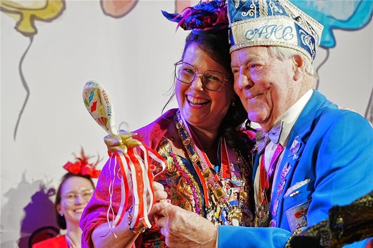 Vor 65 Jahren selbst einmal Prinz, überreichte Werner Scheidweiler das einzigartige, individuell geschnitzte Möhnenzepter. 