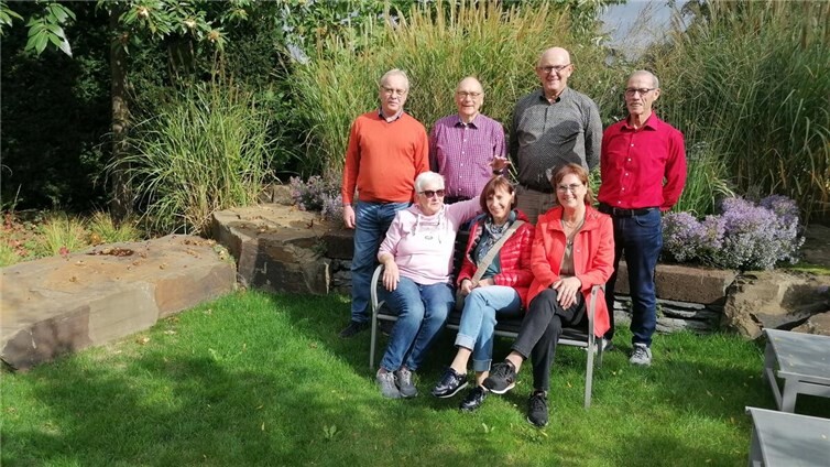 Erinnerungen an die Schulzeit Vor 65 Jahren wurden drei Mädchen und vier Jungen in der Katholischen Volksschule in Königsfeld eingeschult. Nun kamen sie erneut in voller Klassenstärke zu einem Klassentreffen zusammen.Foto: privat