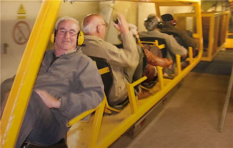 Vor 75 Jahren erlebte Fritz Neideck (links) den schwärzersten Tag seines Lebens, er verlor durch einen Bombensplitter den rechten Unterschenkel. Erstaunlich sein Überleben und sein Leben danach! Hier eine Archivaufnahme aus dem Jahr 2001 bei der Besichtigung der Stollenbahn auf der Deponie Eiterköpfe in Ochtendung. Foto: Heinz Lempertz