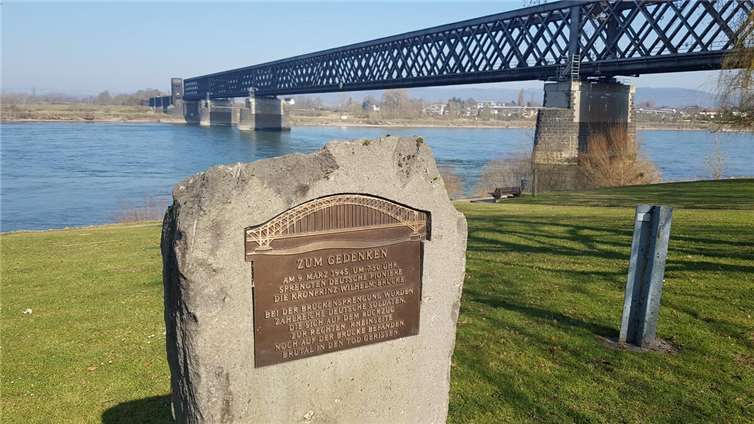 Vor 80 Jahren, am 9. März 1945, wurde die Kronprinz-Wilhelm-Brücke zwischen Urmitz und Engers gesprengt. Ein Gedenkstein in den Urmitzer Rheinanlagen erinnert an das schlimme Ereignis.