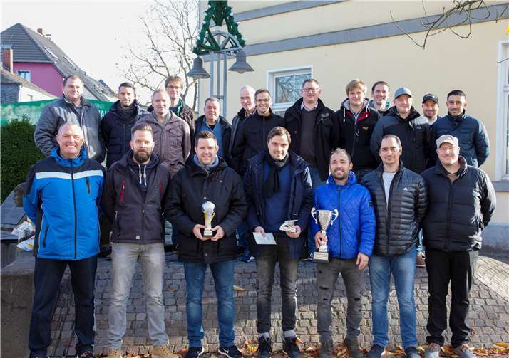 Vor Antritt der Fahrt wurden einige Spieler für besondere Leistungen geehrt. Foto: privat