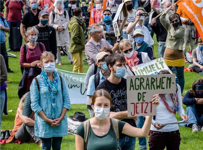Vor Auftakt des EU-Agrartreffens in Koblenz demonstrierten zahlreiche Landwirte für eine zügige Agrarwende. Fotos: Bernd Hartung/www.wir-haben-es-satt.de