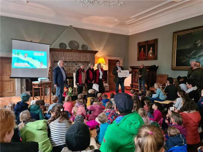 Vor Beginn der Lesung überreichte Marietta Hüffel vom Laienspielkreis Oberbachem in Begleitung von Melanie Jäger und Anja Görtz im vollbesetzten Rittersaal der Burg an den Büchereiverbund Wachtberg einen Scheck in Höhe von 4.000 Euro für Käpt’n Book in Wachtberg. Foto: privat