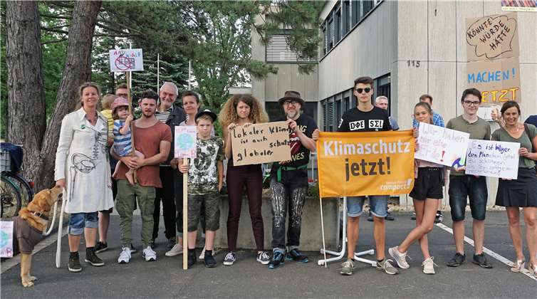 Vor Beginn der Swisttaler Gemeinderatssitzung demonstrierten Mitglieder der Gruppe „Parents for Future Bornheim“ und die „Grüne Jugend Rheinbach, Swisttal und Meckenheim“ vor dem Rathaus in Ludendorf für den Klimaschutz.Foto: JOST