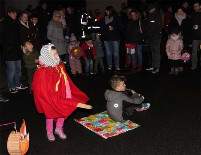 Vor Beginn des Martinsumzuges: Szenische Darstellung des Heiligen Martins durch die Spielgruppe der Pfarrgemeinde.