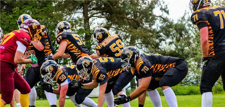 Vor Beginn eines Spielzugs stellen sich Angriff und Verteidigung gegenüber auf.HetPix