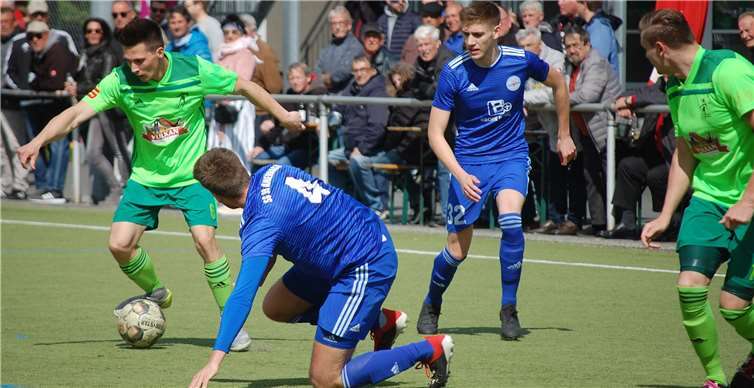 Vor Björn Gilles (am Ball) ging der Andernacher Maximilian Hirt regelrecht in die Knie. Lars Bohm (rechts) und Hannes Lutz (hinten) mussten nicht eingreifen.Fotos: SK