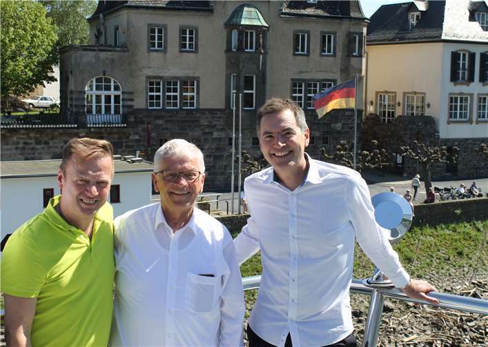 Vor Corona (wie auf diesem Foto noch ohne Abstandsgebot) und jetzt auch während der Corona-Lage docken die Schiffe der Köln-Düsseldorfer Deutsche Rheinschifffahrt GmbH mit Vorstand Dr. Achim Schloemer gerne, gemäß geltenden Regularien und zur Freude von Stadtbürgermeister Gerhard Hausen und Thomas Herschbach (Kommunikation/Spezialaufgaben) in der Kulturstadt Unkel an. Foto: Stadt Unkel