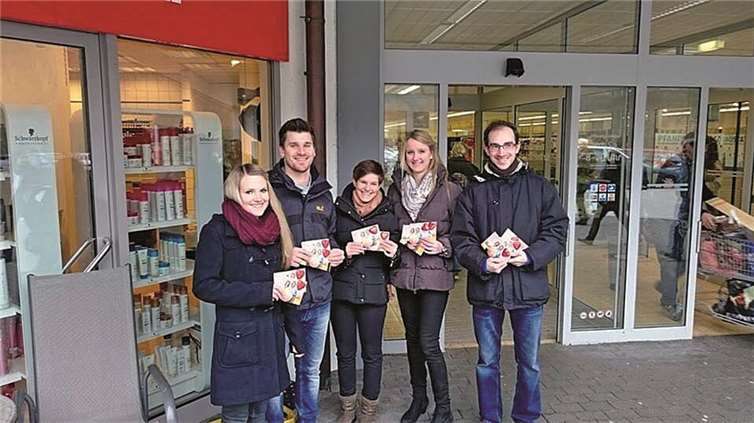 Vor Einkaufsgelegenheiten verteilten die Mitglieder der Jungen Union Geschenke an die Bewohner. privat
