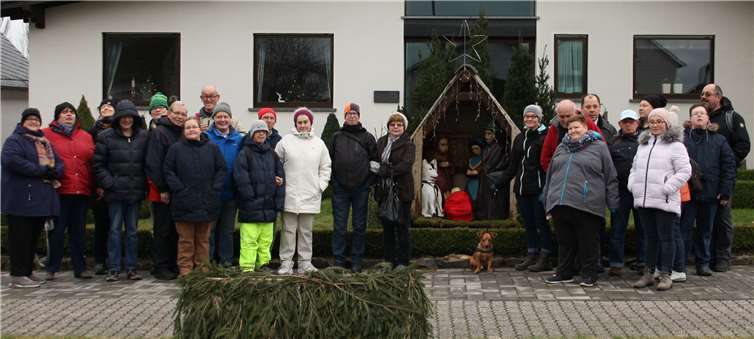 Vor Häusern oder hinter Glasfenstern wurden Krippenszenen dargestellt. privat